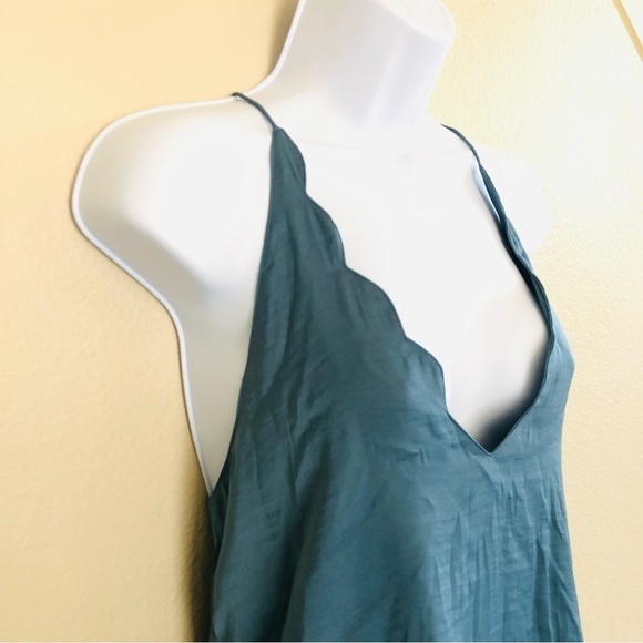 Kimchi Blue Scalloped Silky Spaghetti Straps Plunge V-Neck Cami Top Size XS - Picture 3 of 15